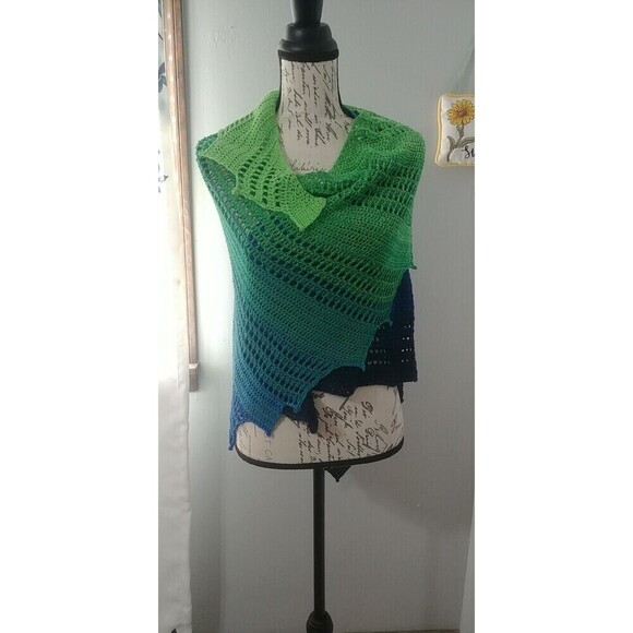Handmade Crochet Dragon Wing Tringle Wrap/Shawl Blue/Green Ombre 100% Cotton - Picture 2 of 9